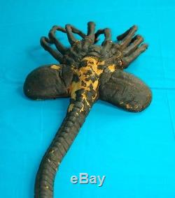Original ALIENS background Facehugger screen used prop with C. O. A