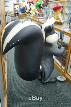 Warner Brothers Pepe Le Pew Skunk Rare Statue Store Display Comic Life Size